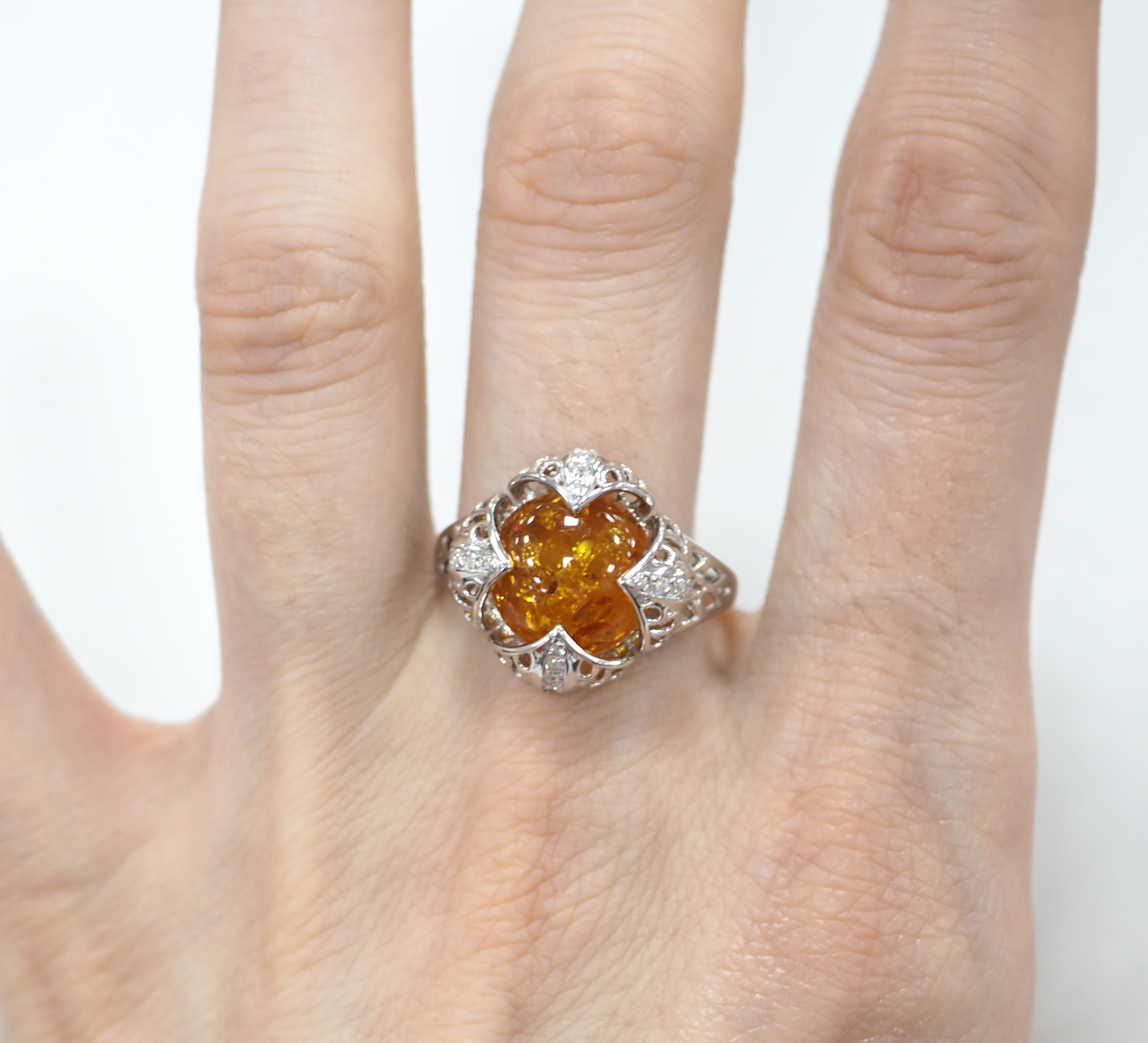 Серебряное кольцо 925 пробы; вставки 1 Рек. Янтарь коричневый; 20 Фианит бесцв.;
